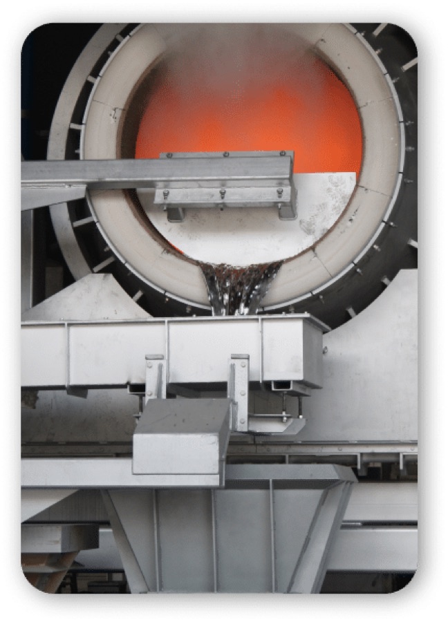 Horno rotativo de aluminio en operación